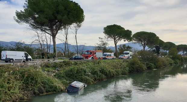 Grave incidente sull'Appia, auto finisce nel canale