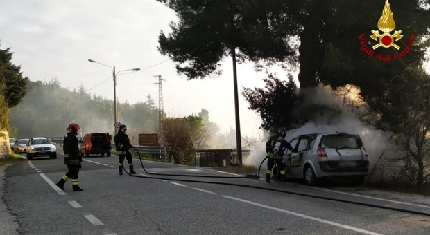 Ancona, vede uscire fumo dal cofano, accosta e scende: auto distrutta dalle fiamme