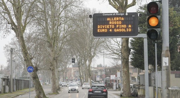 Rovigo. Inquinamento, il freddo salva dai blocchi del traffico: il semaforo torna verde