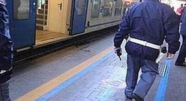 Napoli, gattini appena nati si rifugiano sotto un treno alla stazione centrale: salvati dagli agenti