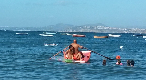 bagnini riportano a terra due ragazzini che rischiavano di affogare a Ischia