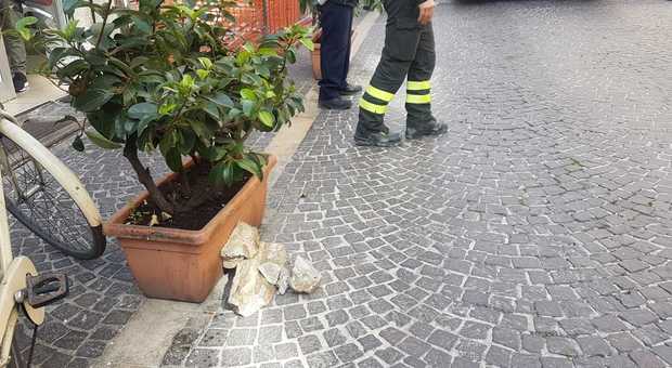 Pesaro, pezzi di cemento cadono in strada: sfiorate auto e persone