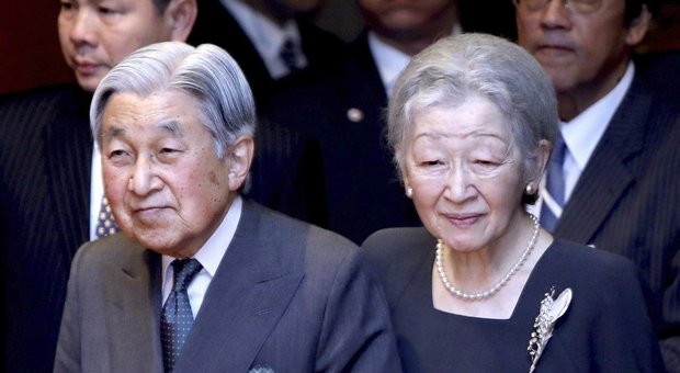 L'imperatore Akihito con la moglie Michiko