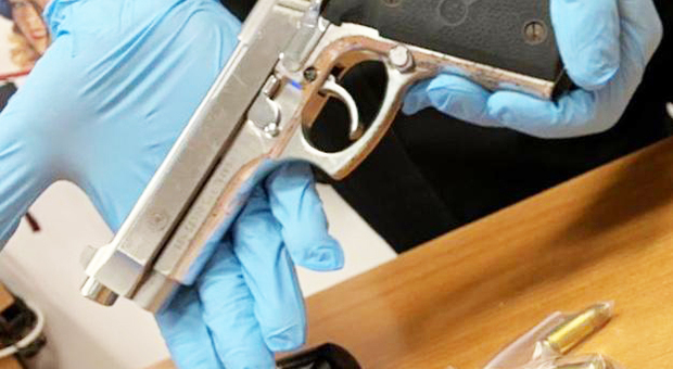 Napoli, nasconde una pistola nell’armadio: 39enne arrestato al Rione Traiano