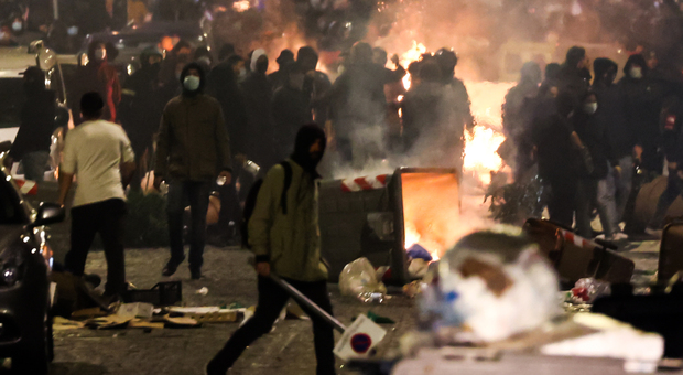 Coprifuoco, scontri a Napoli: primi manifestanti fermati, feriti carabinieri e poliziotti