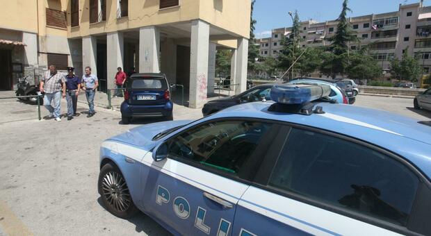 Napoli, droga a Scampia: denunciato pusher 21enne trovato in possesso di hashish e cocaina