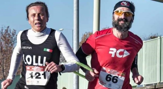 Gennario Iorio, il runner non vedente che corre le maratone: «All'inizio ero attaccato alla mia guida con il cavo del mouse»