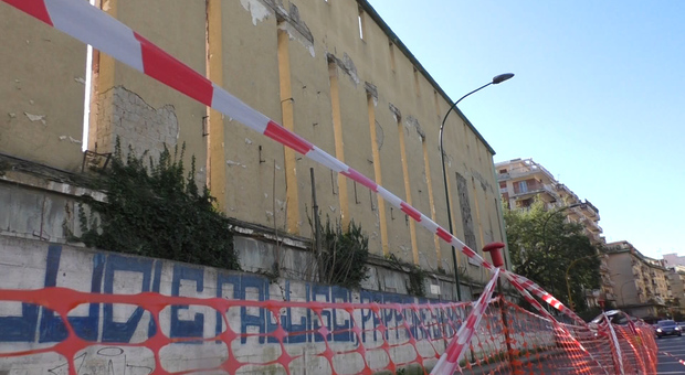 Napoli, transennata l’area adiacente allo sferisterio: «Incolumità a rischio»
