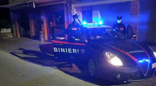Una pattuglia dei carabinieri all'esterno della pizzeria da asporto "Al Puffo" di Breda di Piave