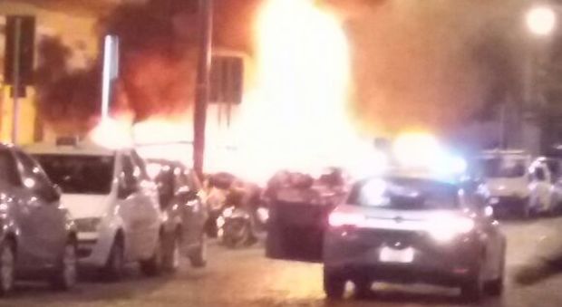 Molotov contro un taxi, auto distrutta dalle fiamme, danni ad altre due