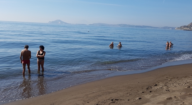 Ottobre a Napoli: 26 gradi e la gente va a mare | Video