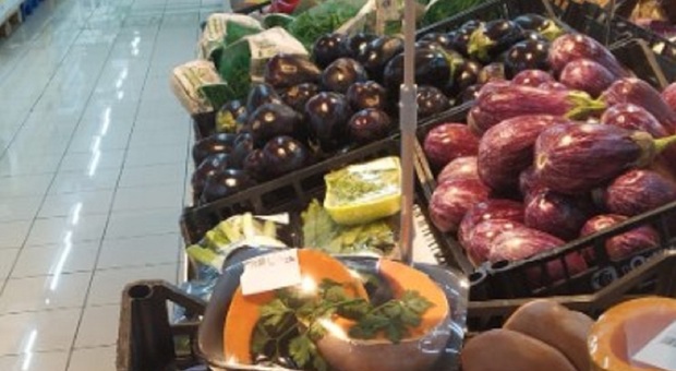 Frutta e verdura, prezzi ancora bollenti: quasi 3 euro per un chilo di insalata