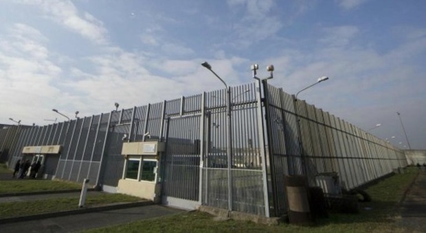 Detenuti evasi dal carcere di Rebibbia, assolto l'ex direttore: a processo 9 agenti di polizia
