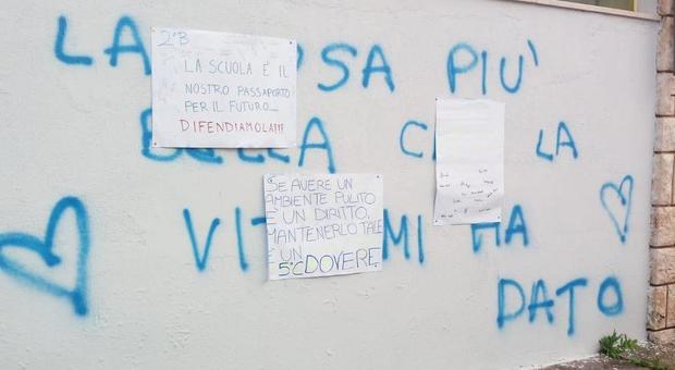 Il vandalo innamorato sporca i muri a scuola: la risposta degli studenti è esemplare