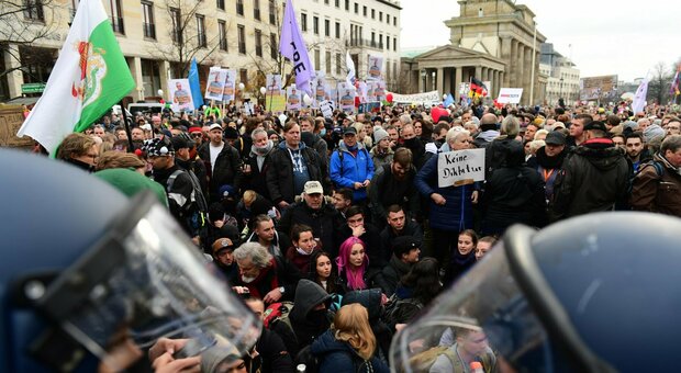 Berlino, negazionisti in piazza contro le politiche anti-Covid: 365 arresti
