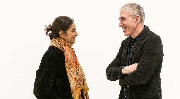 La scrittrice Jhumpa Lahiri con l'artista Adam McEwen alla galleria Gagosian
