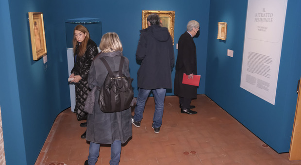 Visitatori alla mostra di Renoir a palazzo Roverella