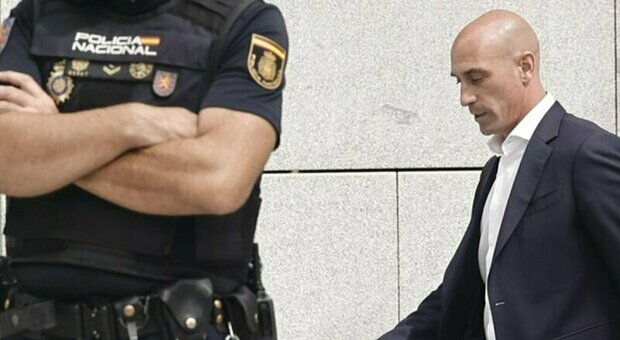 Luis Rubiales, arrestato l'ex presidente della Federcalcio spagnola: è accusato di corruzione e riciclaggio