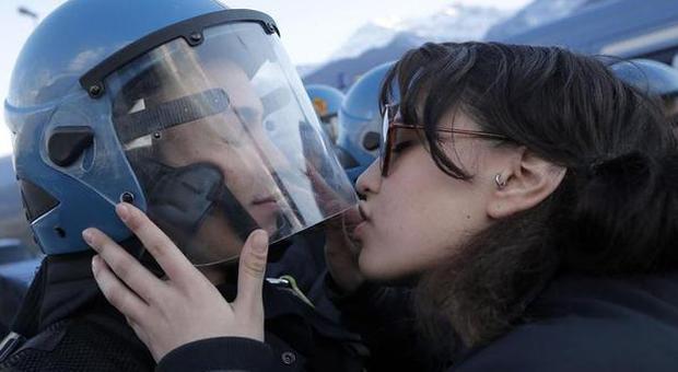La No Tav Nina De Chiffre bacia un poliziotto
