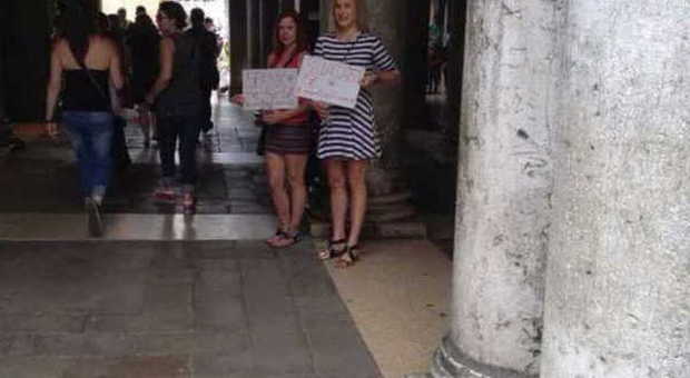 «Sculacciami per un euro», la provocazione di due ragazze armate di cartello