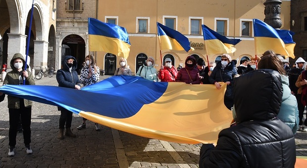 Le bandiere dell'Ucraina sventolate in piazza