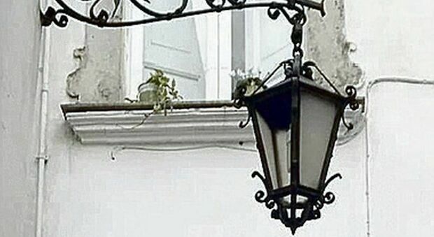 Illuminazione pubblica, tornano le lanterne in ferro battutto nel borgo antico: recuperate e restaurate