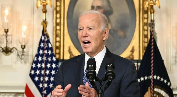 Biden «smemorato e anziano», il report che imbarazza il presidente Usa. Lui: «La mia memoria è ok» (ma fa un'altra gaffe)