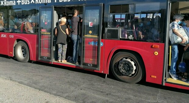 Roma, paura sul 719: bus ritarda, due ragazzi aggrediscono l'autista e lo prendono a sassate
