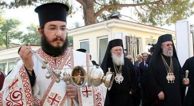 Mano dura della Chiesa ortodossa, sospesi preti novax a Cipro: è il primo caso al mondo