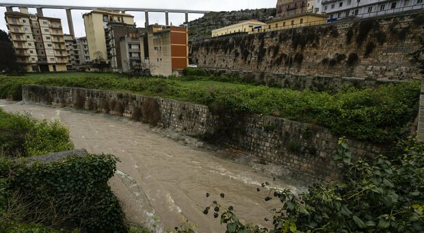 Maltempo in Sicilia, case isolate e fiumi straripati. Frana parte del cimitero di Mineo, nel Catanese
