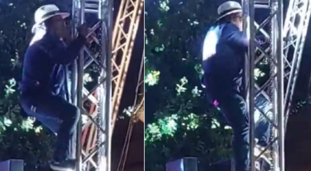 Al Bano si arrampica su un traliccio durante un concerto: «Lo faccio da sempre per dimostrare che sto bene»