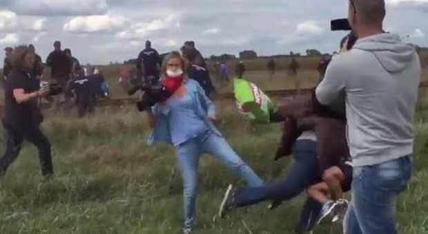 Sgambetti e calci ai migranti in fuga: licenziata giornalista ungherese