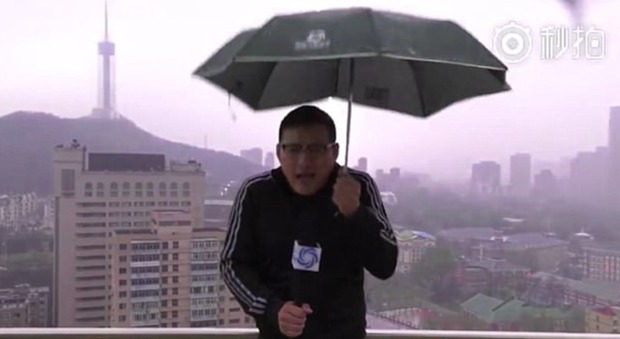 Cina, meteorologo colpito da un fulmine in diretta tv: la sua reazione fa il giro del mondo