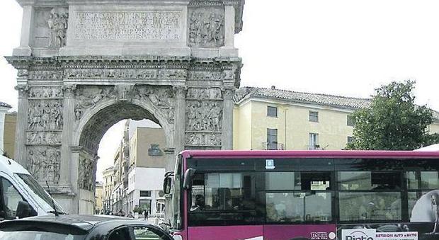 Arco di Traiano, biglietto da visita con auto e rifiuti a Benevento