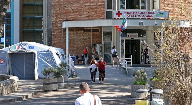 Covid Campania, ospedali in affanno: libere soltanto le rianimazioni