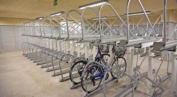 In stazione un parcheggio sotterraneo per 150 biciclette: «Non è stato mai aperto e mai lo sarà»