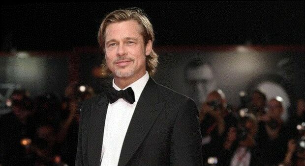Brad Pitt compie 60 anni, la festa con la nuova fidanzata (più giovane di 30 anni), la malattia e la rinascita: «Sobrio grazie a Bradley Cooper»