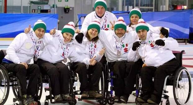 La squadra azzurra di curling paralimpico: la commissaria tecnica Olivieri e la skip Menardi sono di Cortina