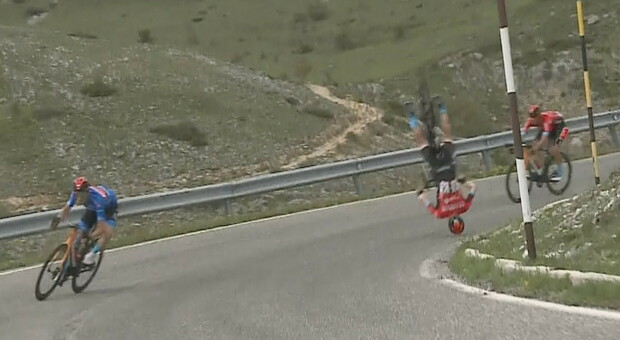 La bici si impunta in discesa, salto mortale di Mohoric al Giro d'Italia
