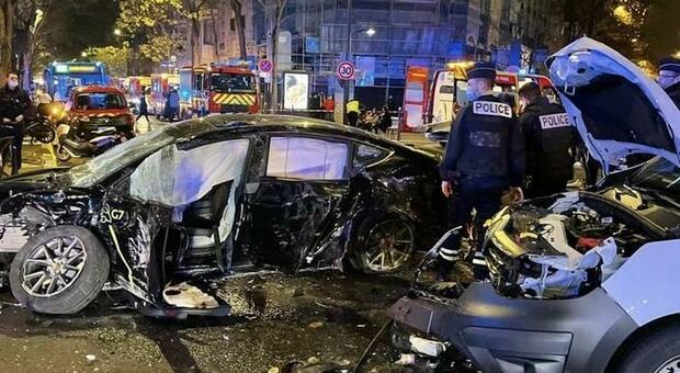 Parigi, taxi impazzito investe i passanti e si schianta: la compagnia sospende le auto Tesla