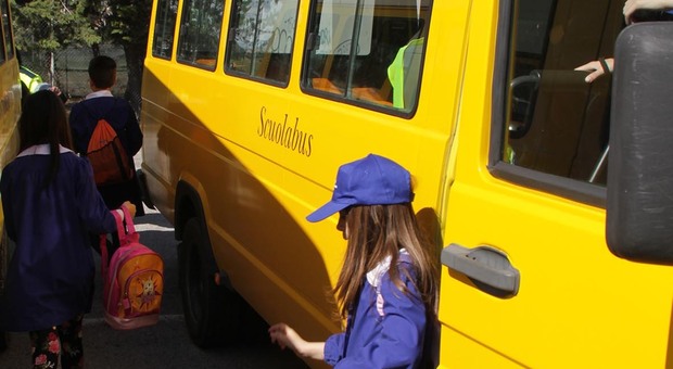 Bambina fatta salire sullo scuolabus per errore, la mamma contro la preside