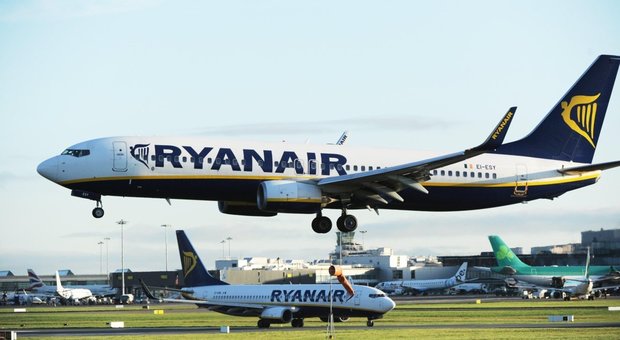 Cancellato il volo della vacanza, coppia abbandonata in aeroporto. In 200 restano a piedi con Ryanair