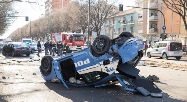 Torino, l’auto dei giocatori della Juve primavera si schianta contro una volante