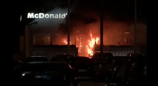 L'incendio avvolge l'esterno del McDonald's: le fiamme dalle luminarie di Natale