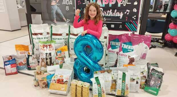 Aida Pia Palombi ha festeggiato gli otto anni raccogliendo cibo per gli animali randagi invece che riceve regali