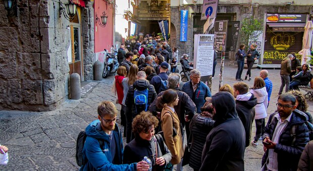 Turisti in coda all'ingresso di Napoli Sotterranea