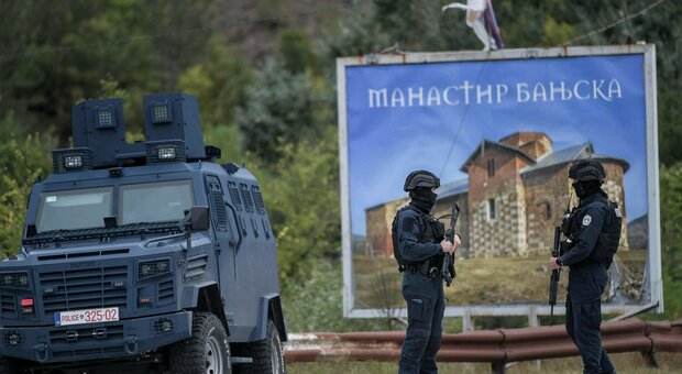 Kosovo, terroristi serbi attaccano un monastero: ucciso un poliziotto. Perché rischia di scoppiare una guerra