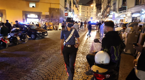 Covid a Napoli, flop mascherine nei luoghi della movida: «Ma è impossibile multare tutti»