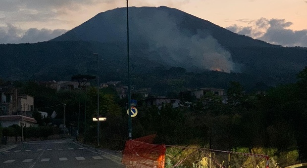 Ancora fiamme sul Vesuvio, il fumo invade le case: cittadini chiusi in casa