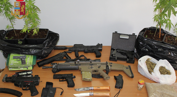 Denuncia falsamente 3 ragazzi e in casa nasconde arsenale di armi giocattolo modificate e 300 grammi di marijuana